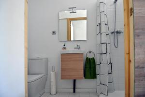 a bathroom with a sink and a mirror at apartamento en el centro in Vilanova i la Geltrú +18 photos
