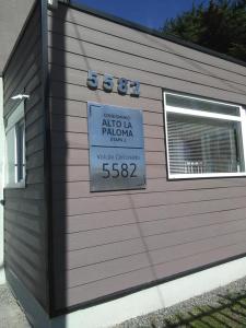 un edificio con un cartel en el costado en Departamento Puerto Montt, en Puerto Montt