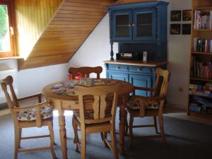 een keuken met een tafel en stoelen en een trap bij Ferienwohnung Lydia in Traben-Trarbach