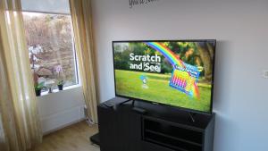 TV a/nebo společenská místnost v ubytování Beautiful house just 50 m from the sea