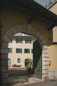 une arche devant un bâtiment dans l'établissement A Casa di Tom, à SantʼAmbrogio di Valpolicella