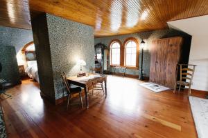 - un salon avec une table et un lit dans l'établissement Round Barn Farm B & B Event Center, à Red Wing