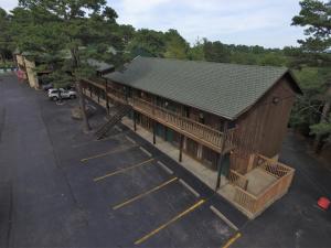 Una vista aérea de un edificio con estacionamiento. en Country Mountain Inn, en Eureka Springs 9 fotos más