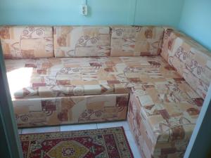 A seating area at Jómadarak Nyaralója