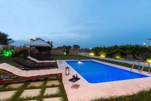 Bazén v ubytování Summer Breeze Villa nebo v jeho okolí