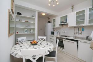 Kuchyň nebo kuchyňský kout v ubytování Apartments Sanda