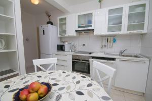 Kuchyň nebo kuchyňský kout v ubytování Apartments Sanda