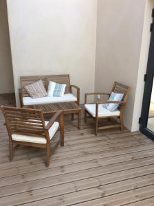 レジーニャン・コルビエールにあるvilla du chai studio pyrénéesの椅子2脚、テーブル、椅子が備わる客室です。