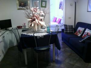 tavolo da pranzo con panno blu e fiori di Appartamento Libertà a Portovenere