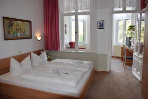 A bed or beds in a room at Hotel Nordlicht