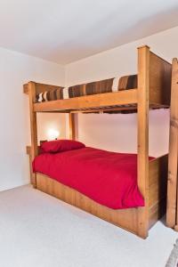 מיטה או מיטות קומותיים בחדר ב-Chesa Gulas - La Punt-Chamues-ch