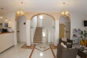 una sala de estar con una escalera de caracol en una casa en Hotel Villa Anthea, en Garda