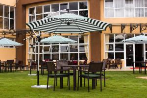Taman di luar Elysian Resort