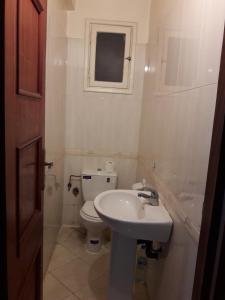 een kleine badkamer met een toilet en een wastafel bij Océan in Rabat