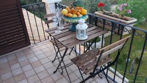 ノート・マリーナにあるVilla Giorgiaのバルコニーにテーブルとフルーツの盛り合わせ