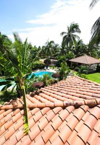 techo de baldosa de un complejo con piscina en Hotel Playa Cambutal en Cambutal