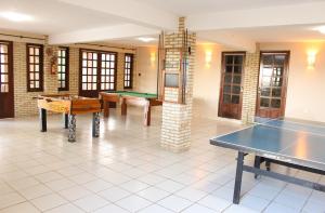 een kamer met 2 tafels en een tafeltennistafel bij Fazenda Hotel Pedra dos Ventos in Quixadá