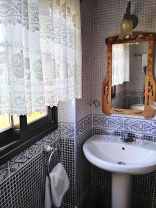 La salle de bains est pourvue d'un lavabo et d'un miroir. dans l'établissement Casa Rural Bella Vista, à Granadilla de Abona