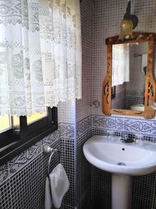グラナディージャ・デ・アボナにあるCasa Rural Bella Vistaのバスルーム(洗面台、鏡付)