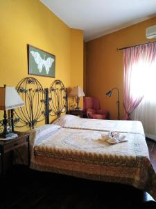 1 dormitorio con 1 cama, 1 silla y 1 ventana en Casa Rural Bella Vista en Granadilla de Abona