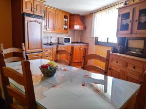 uma cozinha com uma mesa com uma taça de fruta em Casa Rural Bella Vista em Granadilla de Abona