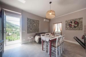 Zimmer mit einem Tisch, einem Bett und einem Fenster in der Unterkunft Un soffio dal cielo in Beverino