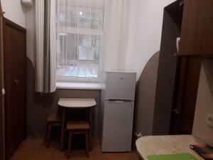 リヴィウにあるCozy Apartment in the Center of Lvivの窓付きの客室で、小型冷蔵庫が備わります。