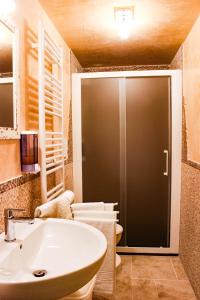 A bathroom at Ricciolandia Suites Még 9 kép