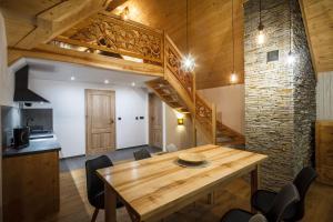 Kuchyňa alebo kuchynka v ubytovaní Domki Tatrzański Ogród Regional Houses Zakopane