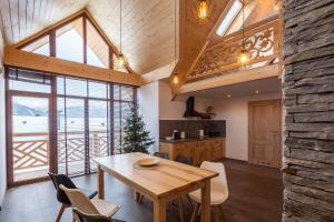 Kuchyňa alebo kuchynka v ubytovaní Domki Tatrzański Ogród Regional Houses Zakopane