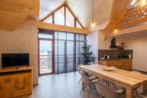 Kuchyňa alebo kuchynka v ubytovaní Domki Tatrzański Ogród Regional Houses Zakopane