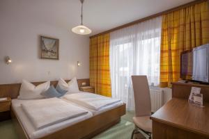 A bed or beds in a room at Ferienhaus Resi & Obermoser