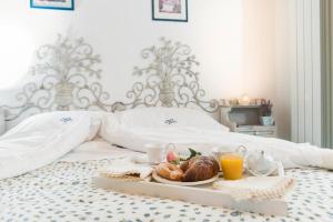 taca z jedzeniem na łóżku z sokiem pomarańczowym w obiekcie B&B Gattacicova w mieście Cava deʼ Tirreni