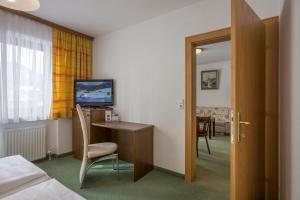 A television and/or entertainment centre at Ferienhaus Resi & Obermoser