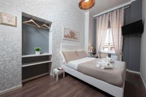 um quarto com uma cama com um urso de peluche em Arie Romane Guesthouse em Roma