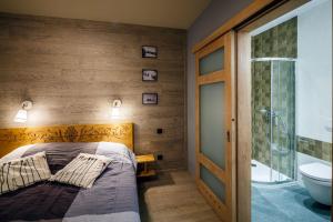 Kúpeľňa v ubytovaní Domki Tatrzański Ogród Regional Houses Zakopane + 37 fotografií