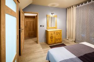 Posteľ alebo postele v izbe v ubytovaní Domki Tatrzański Ogród Regional Houses Zakopane