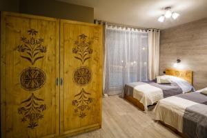 Posteľ alebo postele v izbe v ubytovaní Domki Tatrzański Ogród Regional Houses Zakopane