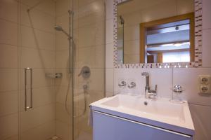 A bathroom at Ferienhaus Resi & Obermoser