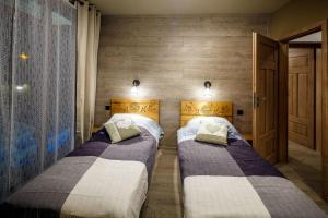 Posteľ alebo postele v izbe v ubytovaní Domki Tatrzański Ogród Regional Houses Zakopane