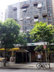 un edificio con dos bicicletas estacionadas frente a él en Hotel Copamar, en Río de Janeiro