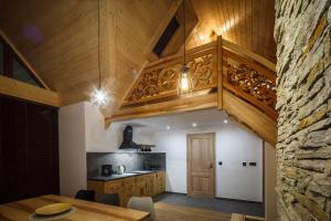 Kuchyňa alebo kuchynka v ubytovaní Domki Tatrzański Ogród Regional Houses Zakopane