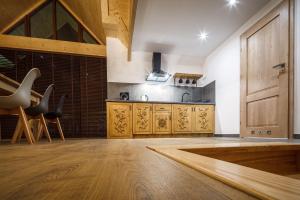 Kuchyňa alebo kuchynka v ubytovaní Domki Tatrzański Ogród Regional Houses Zakopane
