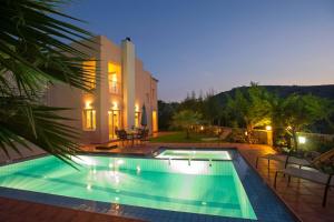uma piscina em frente a uma casa em Meliades Villas em Agia Marina Nea Kydonias