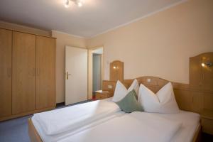A bed or beds in a room at Ferienhaus Resi & Obermoser