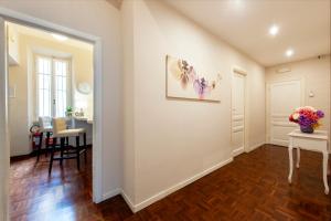 a hallway with a dining room and a table with flowers at Arie Romane Guesthouse in Rome