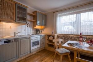 A kitchen or kitchenette at Ferienhaus Resi & Obermoser