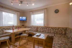 A television and/or entertainment centre at Ferienhaus Resi & Obermoser