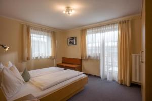 A bed or beds in a room at Ferienhaus Resi & Obermoser