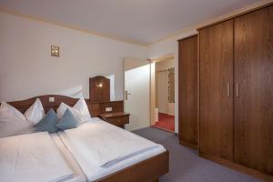A bed or beds in a room at Ferienhaus Resi & Obermoser